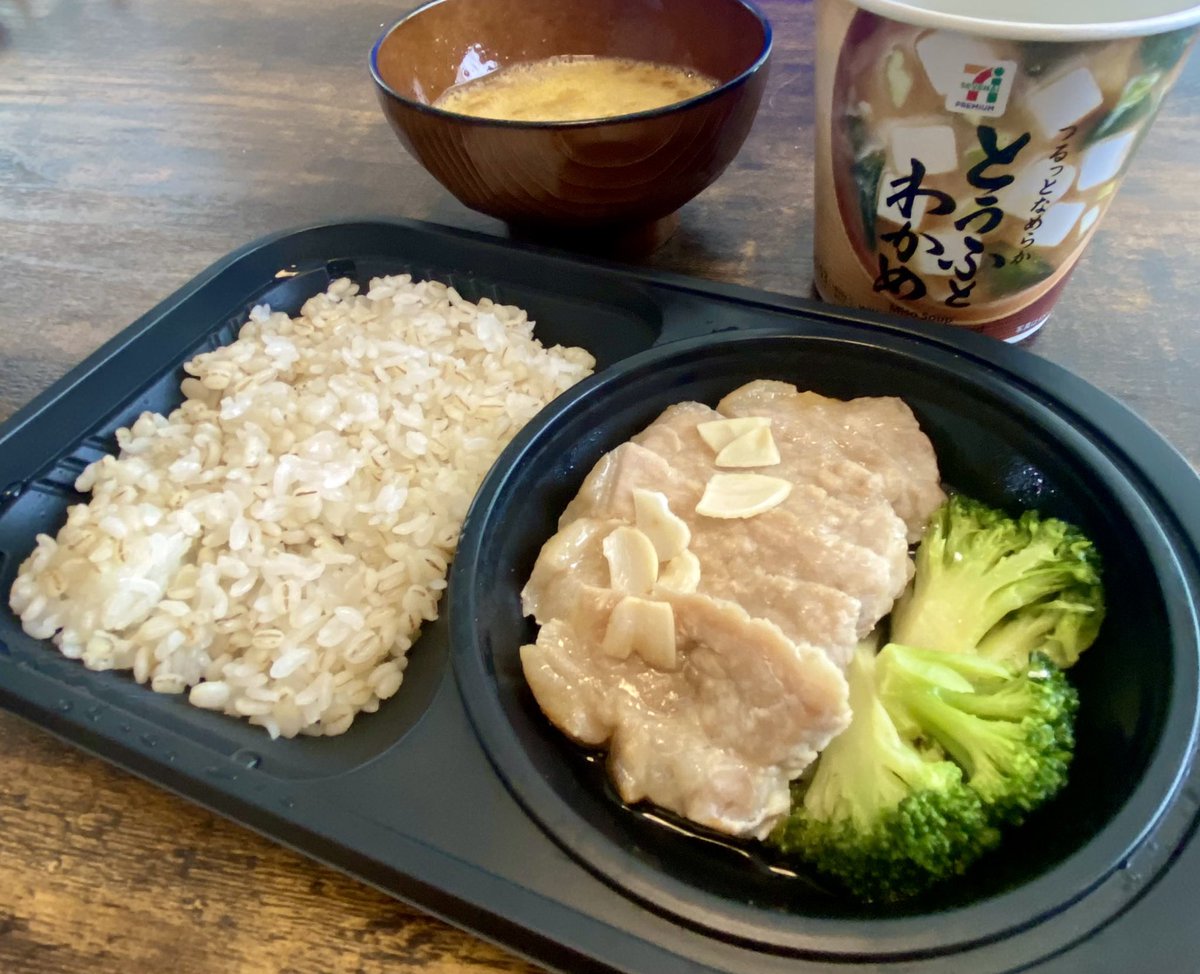 workout_food's tweet photo. 本日のワークアウトフードはこれ☝️
ジューシーな豚ロースにニンニクが効いていて満足感UP😋

🐷豚ロースのステ��キ🥦
・エネルギー：414kcal
・たんぱく質：32.6g
・脂質：7.6g
・炭水化物：49.6g
・食塩相当量：1.9g

体づくりに必要な栄養素もバッチリ👌 今日も美味しく楽しくボディメイク✨✨✨ https://t.co/wkCKBX9RhM