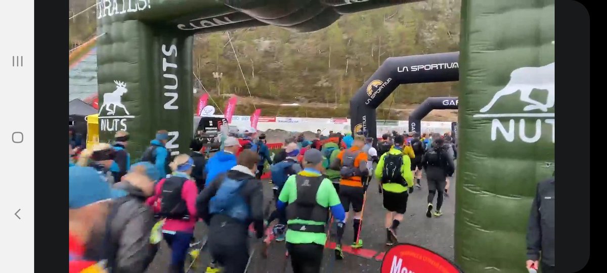 ambrowoll's tweet photo. Nuts #Karhunkierros 166 km starttasi klo 8.00 ja kisaajilla on 36 h aikaa päästä maaliin. Nopeimmat alittavat ehkä 20 h, jotkut sauvakävelevät ajoissa maaliin.
Karhuherra @EppuLumme oli lähettämässä kisaajia matkaan.
#polkujuoksu #trailrunning #NutsKK
https://t.co/qne9ccfeDB https://t.co/Irvh4QMuGZ