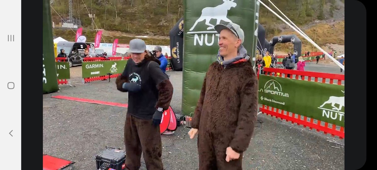 ambrowoll's tweet photo. Nuts #Karhunkierros 166 km starttasi klo 8.00 ja kisaajilla on 36 h aikaa päästä maaliin. Nopeimmat alittavat ehkä 20 h, jotkut sauvakävelevät ajoissa maaliin.
Karhuherra @EppuLumme oli lähettämässä kisaajia matkaan.
#polkujuoksu #trailrunning #NutsKK
https://t.co/qne9ccfeDB https://t.co/Irvh4QMuGZ