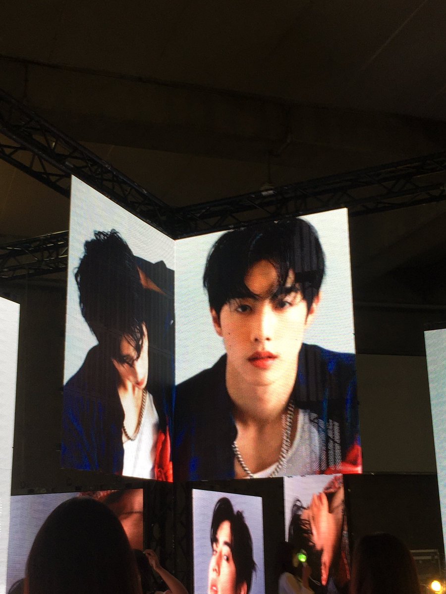 NYMark93's tweet photo. เช็คอินค่าาา  คนเยอะมากกก 

#PULLUPwithMarkTuan_Day1 #MARK #bambam https://t.co/Jm7EvnMA9g