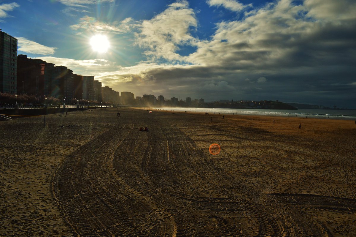 Ella no decía nada. Le gustaba que ellos le dijeran cosas, pero ella callaba. 
Solo sus calles, playas y todo lo que les ofrecía  hablaban, y eso bastaba.
¡Ella es especial! 😍
Es #Gijón ☺️