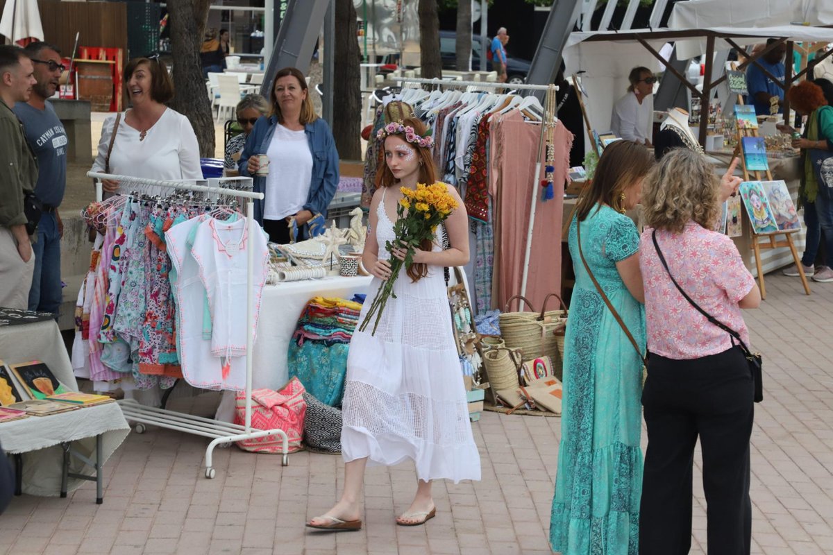 Ayer en la inauguración del @hippymarketmagaluf 🌼

Una propuesta impulsada por #OlaMagaluf y #CAEBRestauración que cuenta con una cuarentena de stands y que se prolongará, de jueves a domingo, entre las 19.00 y las 23.00h, hasta el próximo mes de octubre.

¡No te lo pierdas!