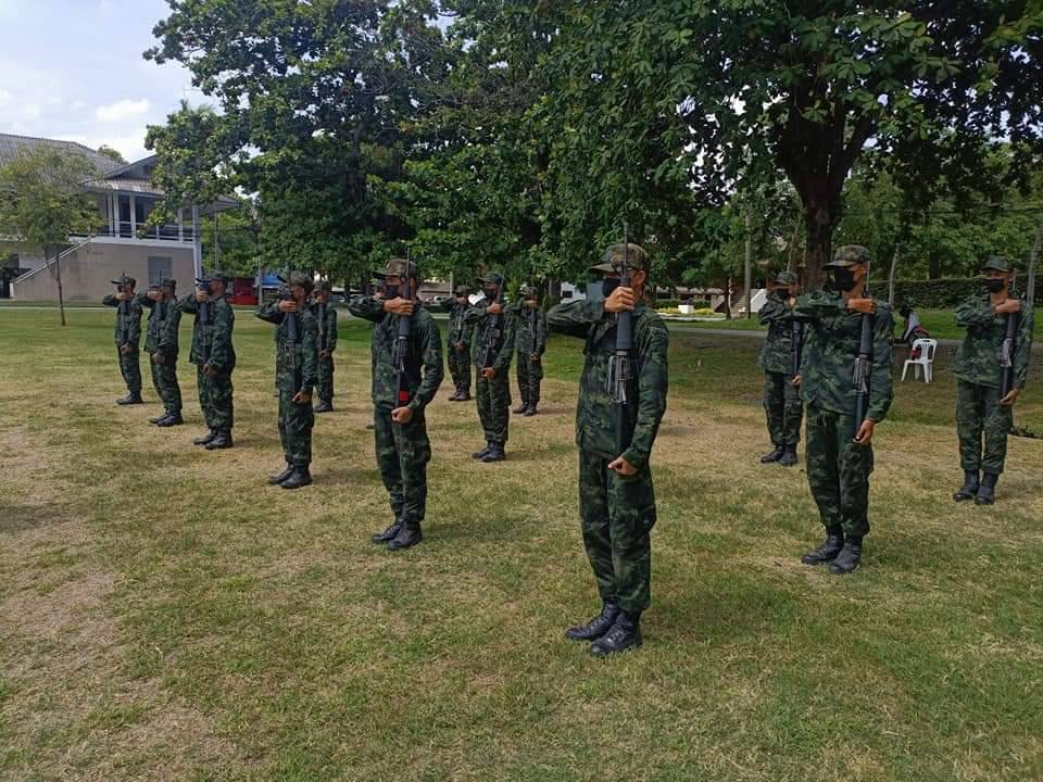 Natsoldier304's tweet photo. ฝึกอีกแล้วหนอเราฯ มาเป็นทหารนั้นมีไรให้เรียนรู้อีกมากมาย อย่างน้อยก็ได้ฝึกจับปืน M16 ละครับ
#ทหารใหม่ 
#น้องคนเล็ก
#Bootscamp65 
#ฝีดาษลิง https://t.co/WPvIjk0zBb
