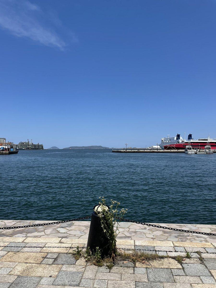 青空と海の境がわからないくらい キレイなブルーの景色。