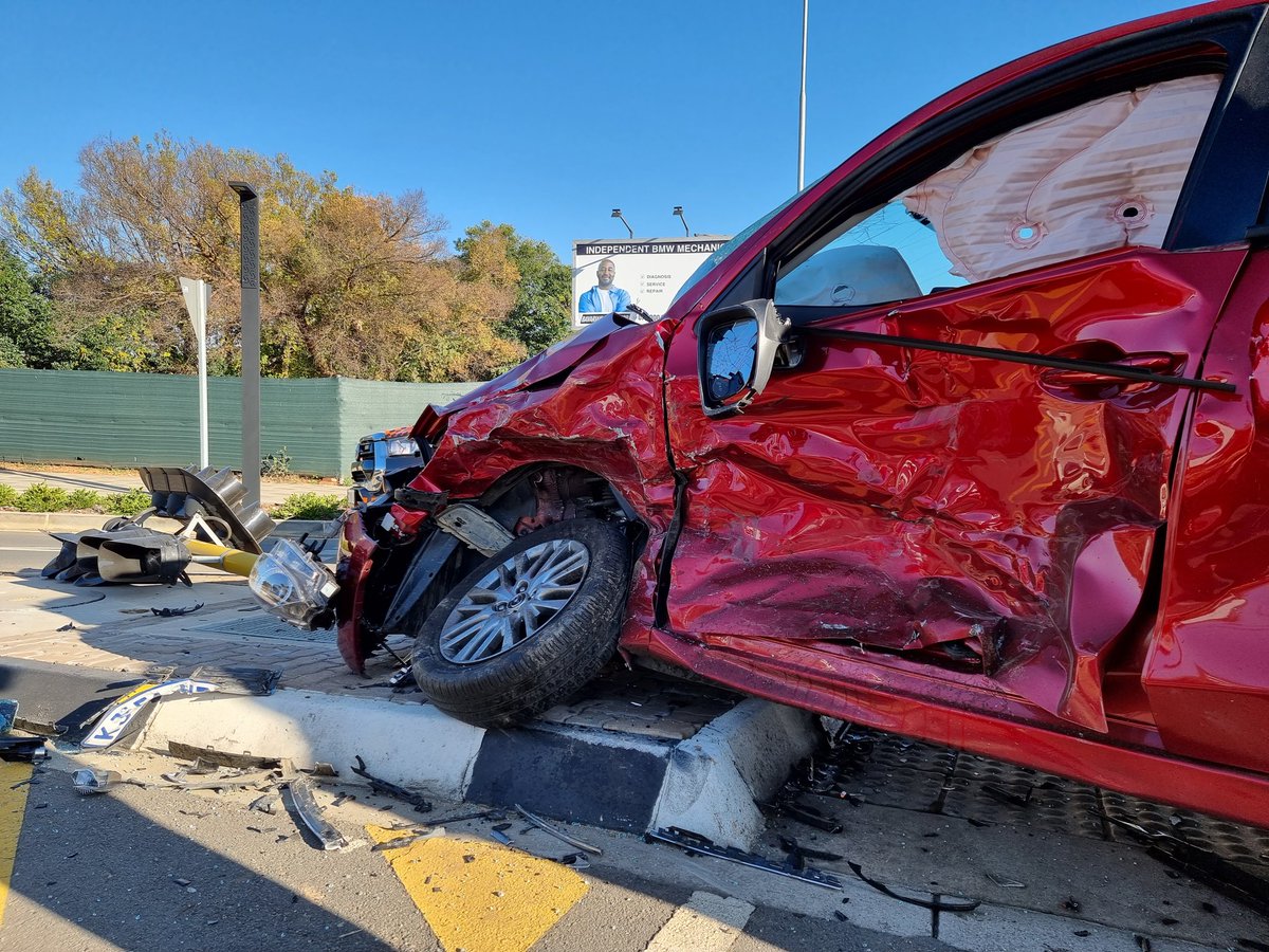 EMER_G_MED's tweet photo. 《Sandton》 @EMER_G_MED attending to a serious accident on William Nicol Drive towards Sandton. Expect heavy traffic delays. @_ArriveAlive @EWNTraffic @Sandton_News https://t.co/7Zat2jML6T