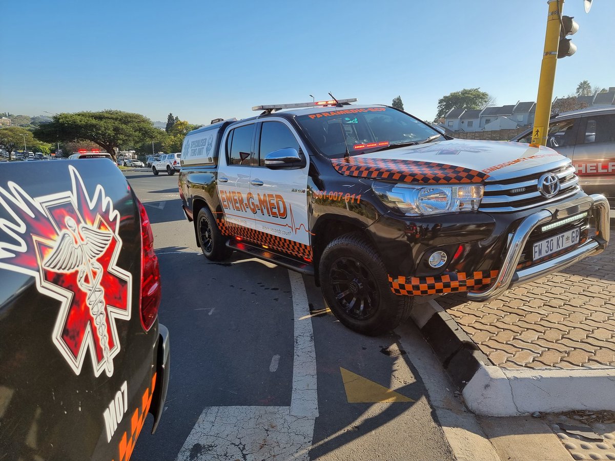 EMER_G_MED's tweet photo. 《Sandton》 @EMER_G_MED attending to a serious accident on William Nicol Drive towards Sandton. Expect heavy traffic delays. @_ArriveAlive @EWNTraffic @Sandton_News https://t.co/7Zat2jML6T