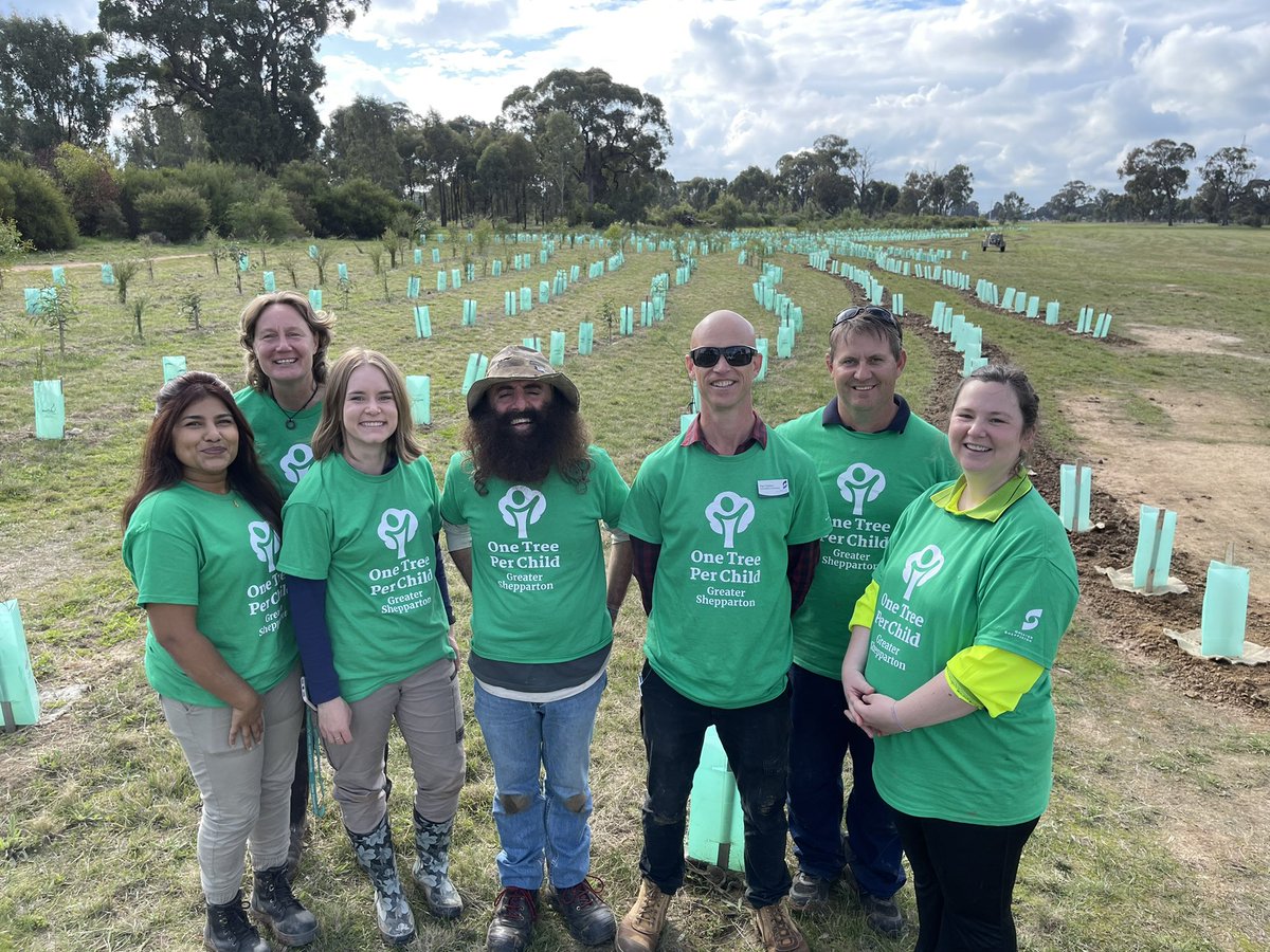 JonDeeOz's tweet photo. Here are @CostasGarden and the team that organised our @OneTreePerChild tree planting in Shepparton today.
They have helped the Greater Shepparton kids and community to plant 100,000 trees and shrubs for #OneTreePerChild.
I’m so proud to be the head of this global programme 👍 https://t.co/aOaZvBLpHP