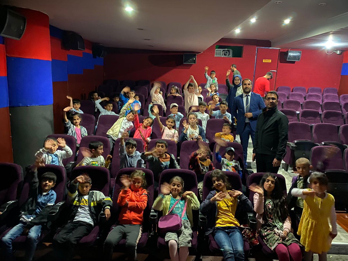 CanakcIlkokulu's tweet photo. ''Sinemaya Gitmeyen Çocuk Kalmasın'' etkinliği kapsamında çocuklarımızı sinemaya götürdük. Çocuklarımızın yüzlerindeki kocaman gülümseme her şeye değerdi. Emeği geçen herkese teşekkürü borç biliriz. @tcmeb @bingolmem @KigiKaymakam  @kigimem @halilyucel6060 @12AKINCI https://t.co/pnLWbGM1BL