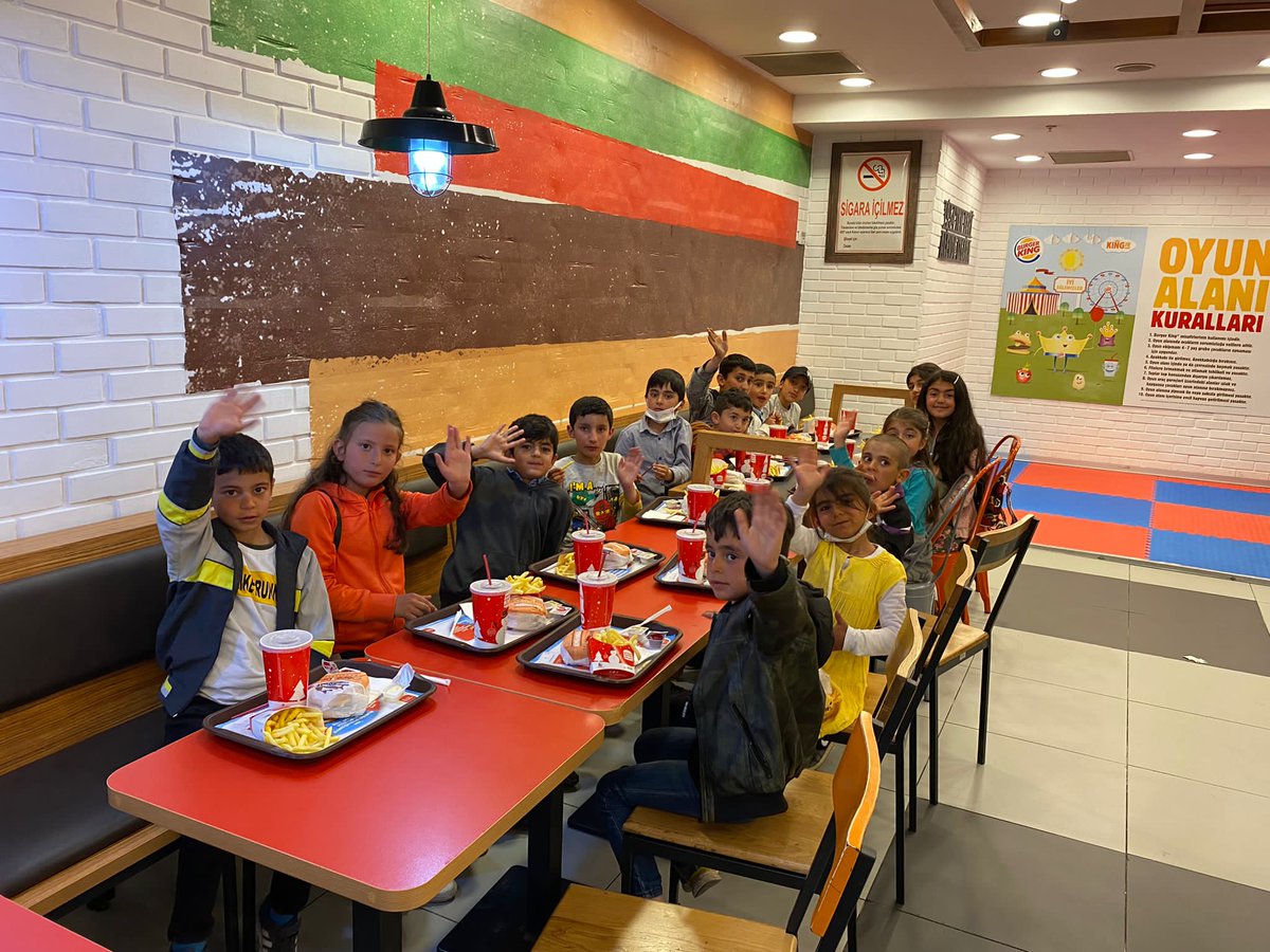 CanakcIlkokulu's tweet photo. ''Sinemaya Gitmeyen Çocuk Kalmasın'' etkinliği kapsamında çocuklarımızı sinemaya götürdük. Çocuklarımızın yüzlerindeki kocaman gülümseme her şeye değerdi. Emeği geçen herkese teşekkürü borç biliriz. @tcmeb @bingolmem @KigiKaymakam  @kigimem @halilyucel6060 @12AKINCI https://t.co/pnLWbGM1BL