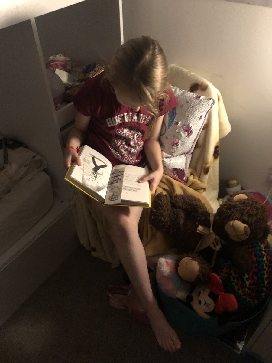 islasmama1's tweet photo. Busy few weeks for this one and it was a late one last night but she still wanted to do her book bingo. 

Ready in in a cosy corner chair . 📚📘
@MrsWilliamsSM https://t.co/vw8Ooy20W0
