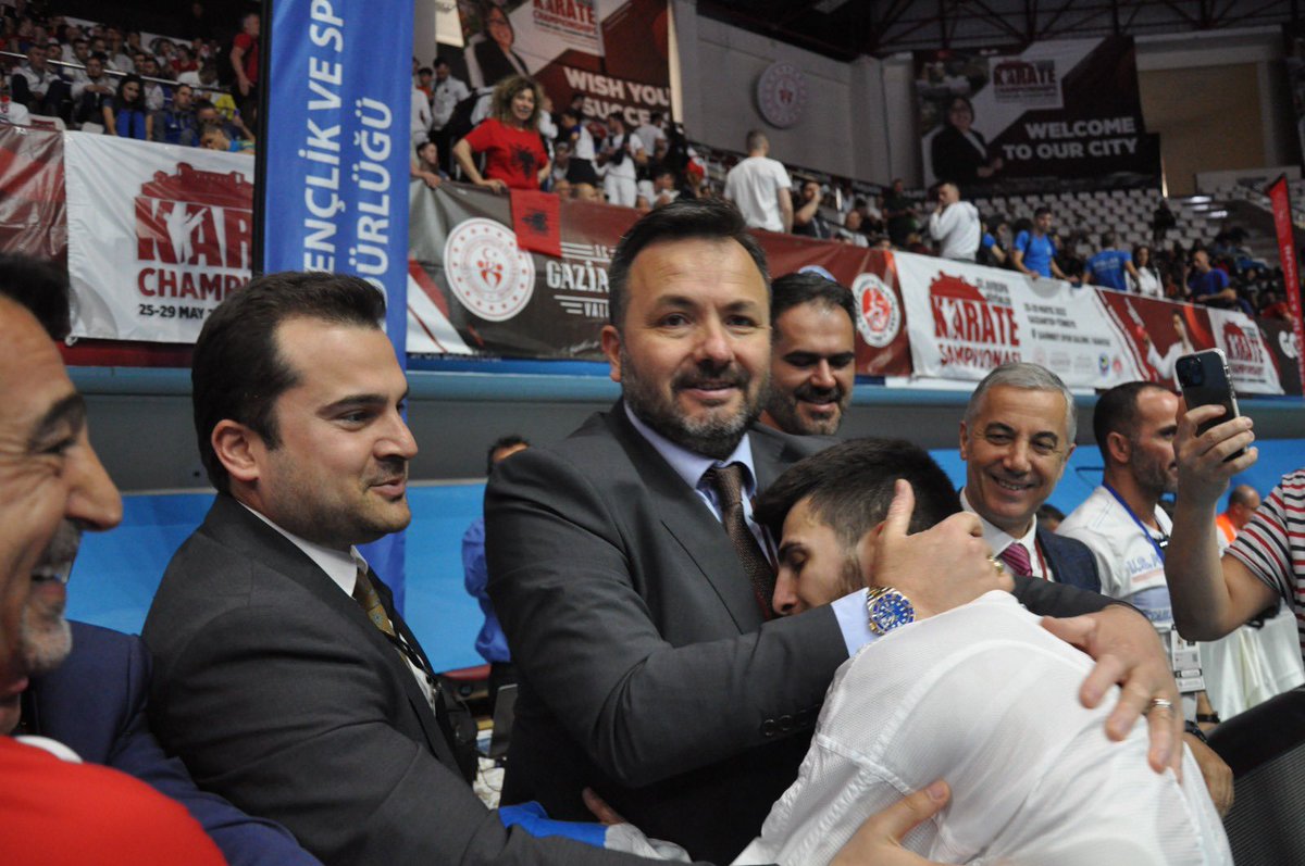 AvAslanAbidUguz's tweet photo. Avrupa Büyükler Karate Şampiyonasında 8 final, iki 3. lük finali için ctesi - pazar herkesi G.antep’e bekliyoruz. 2 kategoride de madalya şansımız hala devam ediyor. Desteğiniz çok önemli Sizsiz 1 eksiğiz. @RTErdogan @kasapoglu   @hamzayerlikaya @mehbaykan @Karateturk https://t.co/lSLPnay4yi