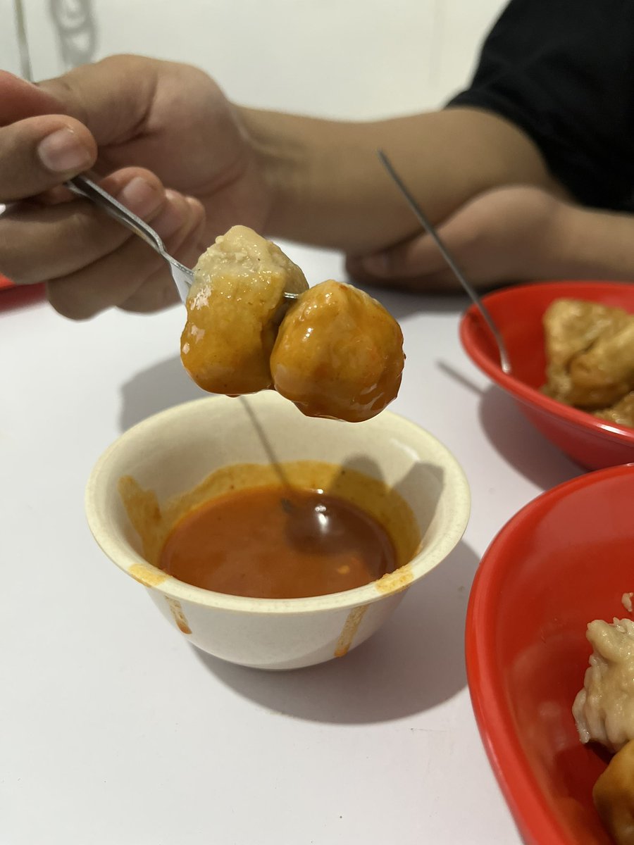 javafoodie_'s tweet photo. Njajan pentol di dalem Terminal Condong Catur, ada yg kukus, bakar sm goreng.
Sik marai tambah mantap saos sambel e 🤲🏻😮‍💨
Ada pentol alus, urat, keju, tahu bakso.
10rb dapet 15 belass 👍

Nama warung e : Babacheng. Buka jm 1 siang. https://t.co/vbB5v7zOTA