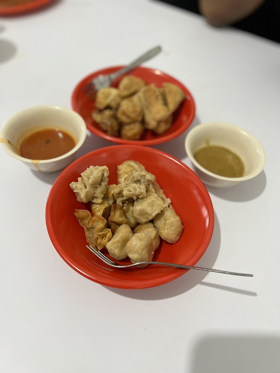 javafoodie_'s tweet photo. Njajan pentol di dalem Terminal Condong Catur, ada yg kukus, bakar sm goreng.
Sik marai tambah mantap saos sambel e 🤲🏻😮‍💨
Ada pentol alus, urat, keju, tahu bakso.
10rb dapet 15 belass 👍

Nama warung e : Babacheng. Buka jm 1 siang. https://t.co/vbB5v7zOTA