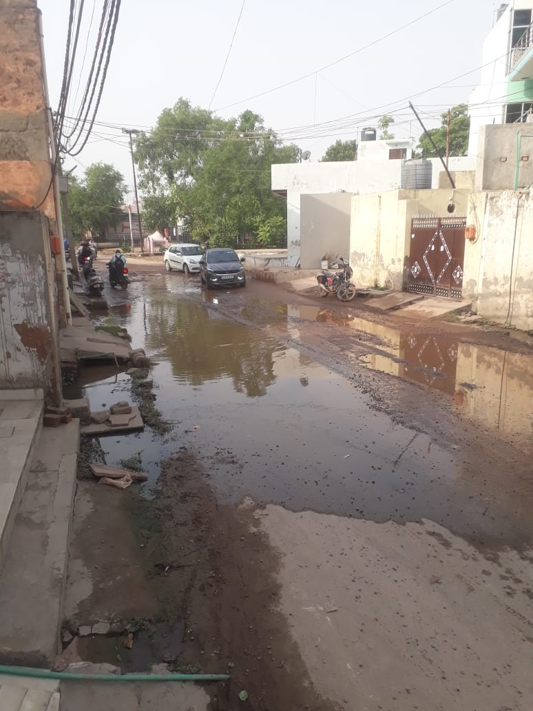 sanjeevshr_706's tweet photo. Main Dichaon Kalan Road condition. Many accidents and mishappenings have happened. Only yesterday, two rickshaws turned upside down. For what are we waiting? Please act. 🙏🙏
@pwddelhi https://t.co/cRAj85Q36m