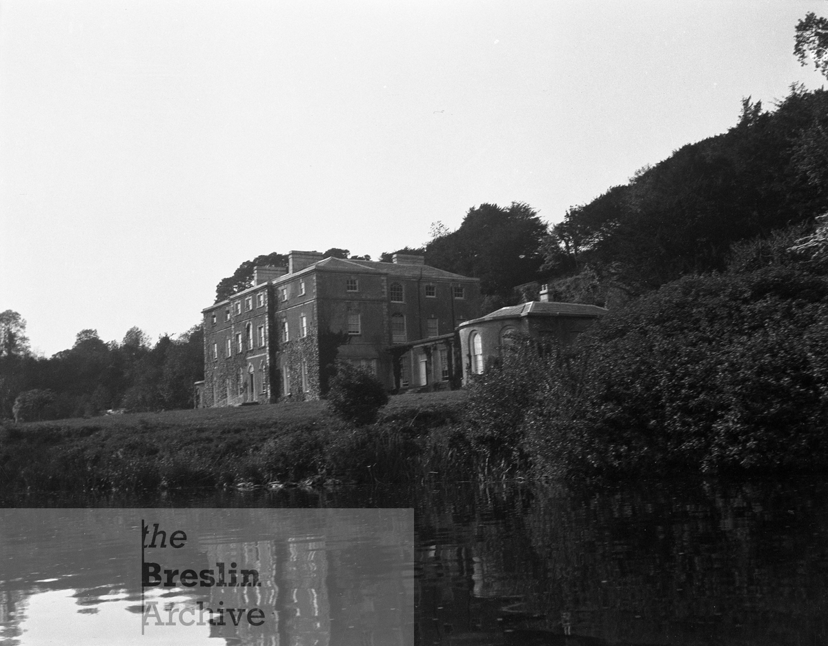 #100yearsago
Castle Hyde from River Fermoy
1922-06-01, River (Munster) Blackwater, County Cork google.com/maps/@52.13718…
Photographer: Unknown
Source: the Breslin Archive
Ref.: 00302CNG-CAFEA081-D
Link: breslinarchive.omeka.net/item/302
License: CC BY-NC-ND 4.0