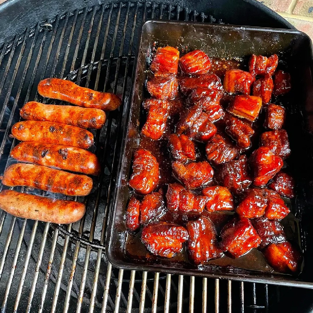 wowbbquk's tweet photo. Two Pigs walk into a Bar...becue - I forget the rest of that one! @bbqwalkgolf
#PBBE #Sausages #WeberMasterTouch #WeberGrills #BBQ https://t.co/ldu7Lkd2do