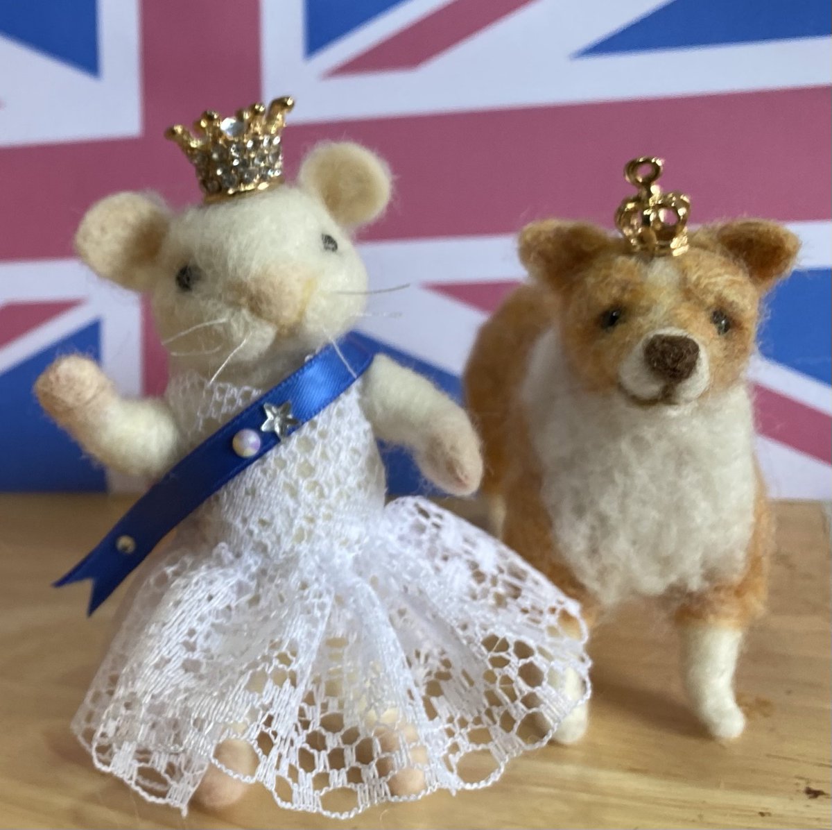 PatAkerman's tweet photo. Her Maj and her Corgis are looking forward to the Platinum Jubilee Celebrations #PlatinumJubilee #HM70 #bighugzhandmade https://t.co/QZZrp4nqg8