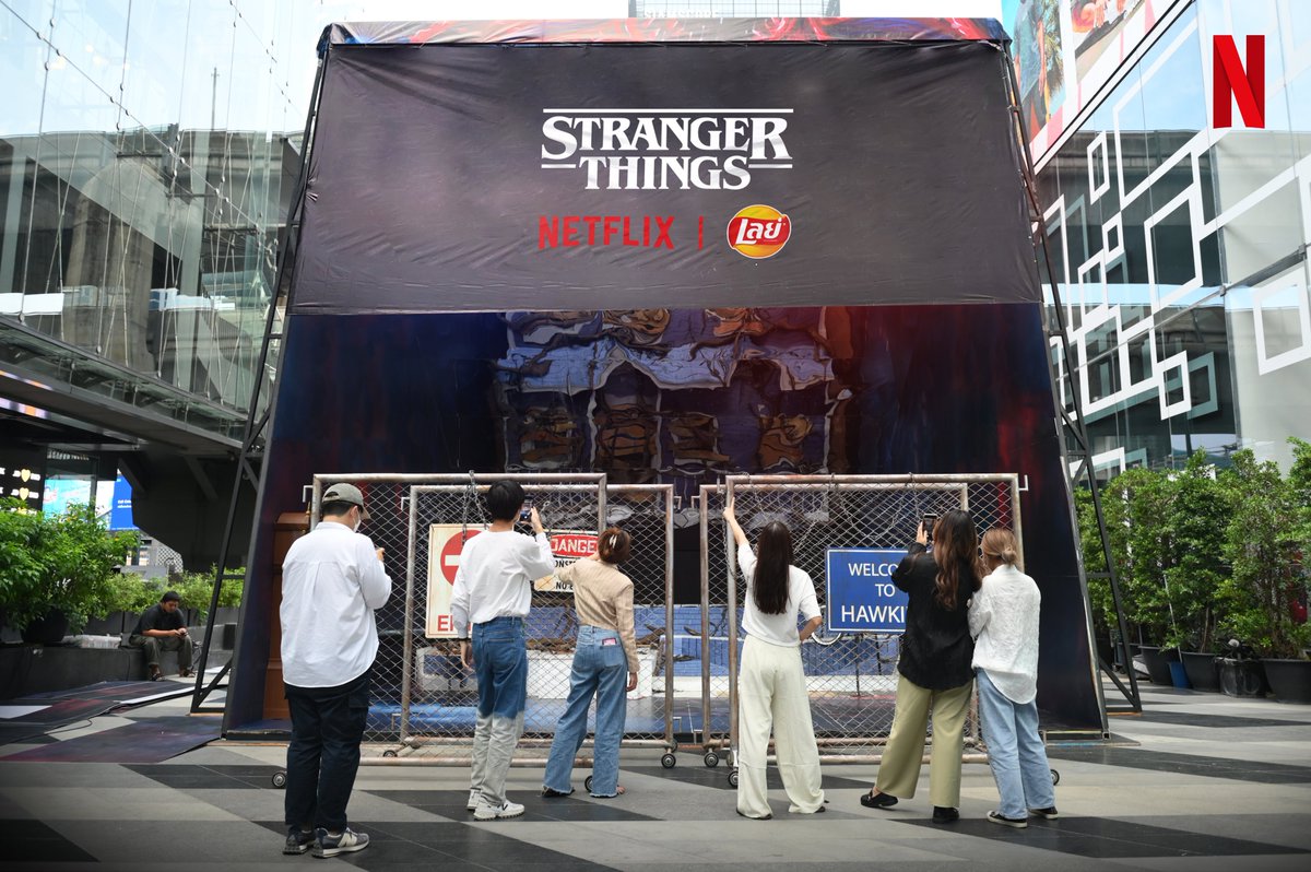 netflixth's tweet photo. อีกแค่ 3 วันเท่านั้น ที่จะมาสัมผัสประสบการณ์โลกกลับด้านด้วยตัวเอง ที่ Stranger Things 4 x Lay’s : The Upside Down Experience 🔥 วันนี้เราเก็บภาพความสนุกมาฝากกันฮะ มาดูซิว่าแต่ละแก๊งเค้าจะครีเอทชีวิตในโลกกลับด้านเป็นแบบไหนบ้าง 👀

#StrangerThings4xLAYS
#StrangerThings4
#NetflixTH https://t.co/dGiuAQJHzL