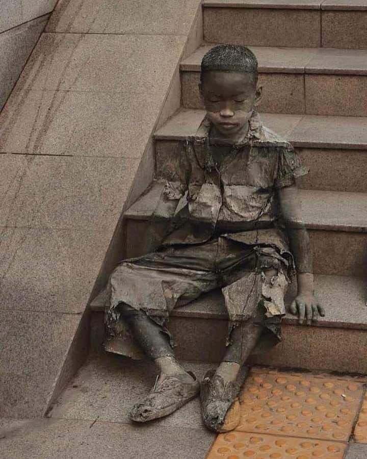 “Invisibility of Poverty” ‘The child is depicted sitting on steps, being stepped on & stepped over to illustrate how invisible the poor living among us can be.’ - artist: Kevin Lee in Beijing, China 2008 One of the most powerful street art pieces I’ve ever seen 💔