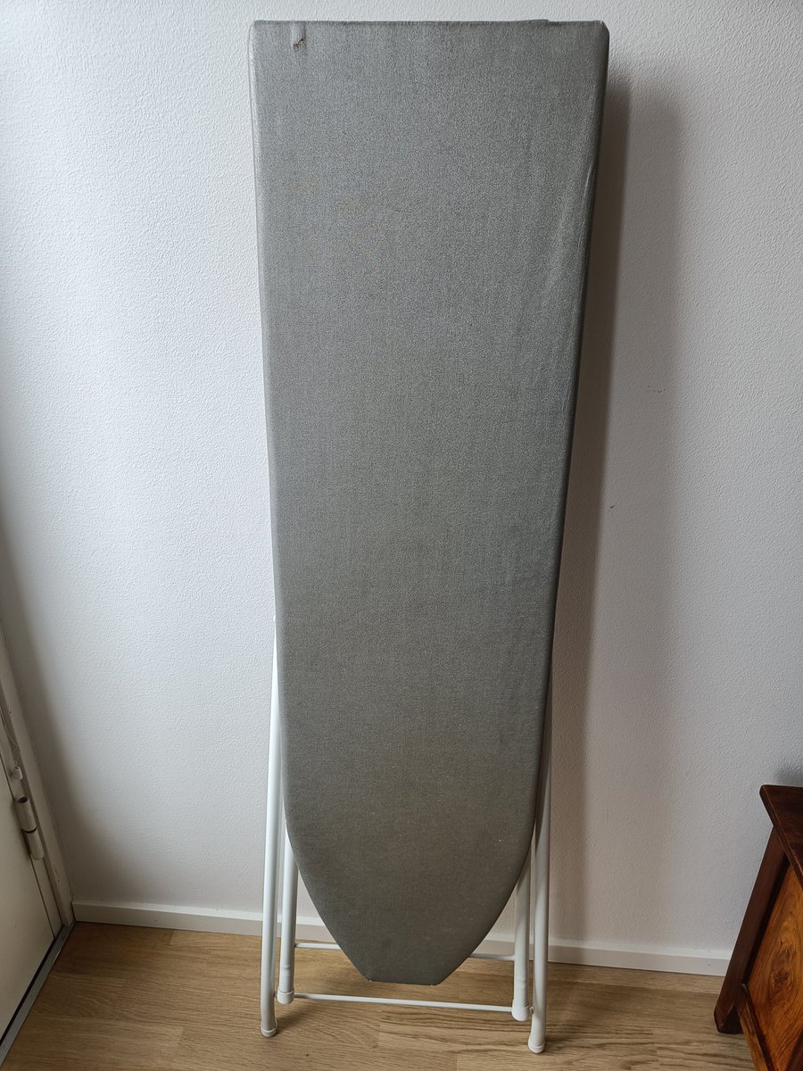 JohannaKoskela's tweet photo. Hyvää matkaa parempaan kotiin, jossa pääset edes joskus kaapin perältä katsomaan ulkomaailmaa ja kokemaan lämpimän höyryn pintaasi vasten. Anteeksi, että kohtelin sinua niin välinpitämättömästi kaikki nämä 15+ yhteistä vuottamme. #tilinteko #luopuminen https://t.co/PnUtaYjUwL
