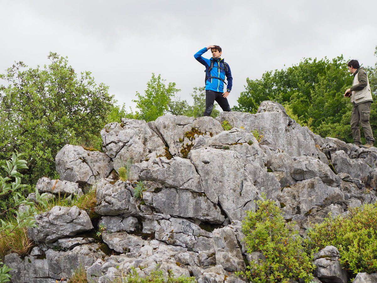 Esploratzailearena egiten, edo antzeko zerbait... 😆
📸 <a href="/jonaldaia/">Jon Aldaia Aierbe</a> 
<a href="/ManuZeberio/">Manu Zeberio</a> 
<a href="/AkerbeltzT/">Akerbeltz Espeleologia eta Kultura Elkartea</a>