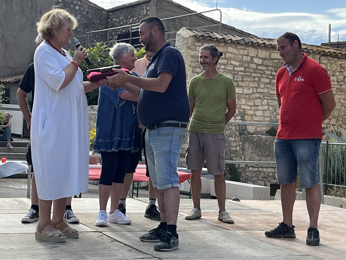 husseinbourgi's tweet photo. Hier soir à #Saussines ouverture de la fête annuelle du village.
Mme le Maire Isabelle de Montgolfier remet symboliquement la clé de la commune aux jeunes et au comité des fêtes. C’est parti pour 4 jours et 3 nuits : traditions, convivialité, courses taurines. #LeSud #LeMidi https://t.co/r5uyEElBUO