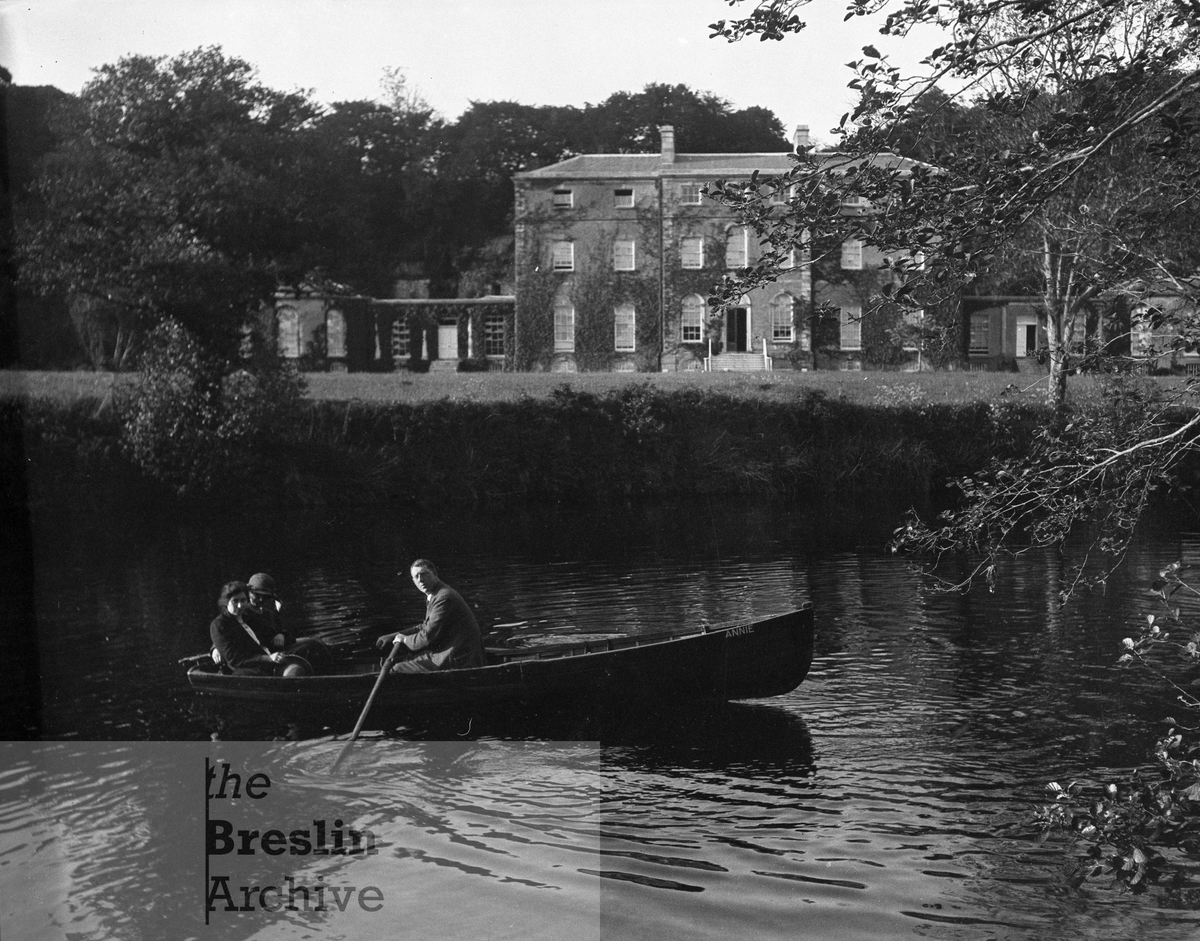#100yearsago

Two women and a man rowing a boat in front of Castlehyde House, ancestral home of Irish president Douglas Hyde, later owned by <a href="/MichaelFlatley/">Michael Flatley</a>

June 1922

River (Munster) Blackwater, County Cork google.com/maps/@52.13727…

Link: breslinarchive.omeka.net/item/300

CC BY-NC-ND 4.0