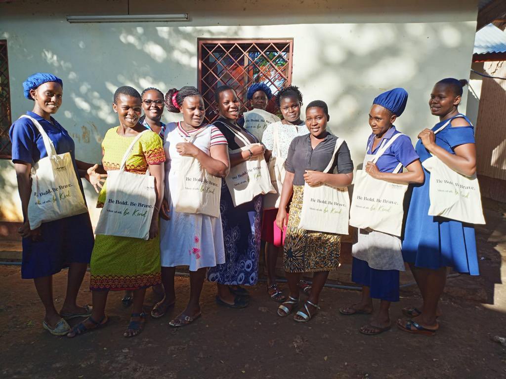 Just recieved photos from a school we support in a less fortunate community. Lost property and donated uniforms and reusable sanitary pads made by our <a href="/HartlandIntl/">Hartland Intl School</a> students #charitycommittee #makingadifference #givingback @BSMEorg @COBISorg <a href="/SchoolsCompared/">SchoolsCompared</a> #ittakesavillage