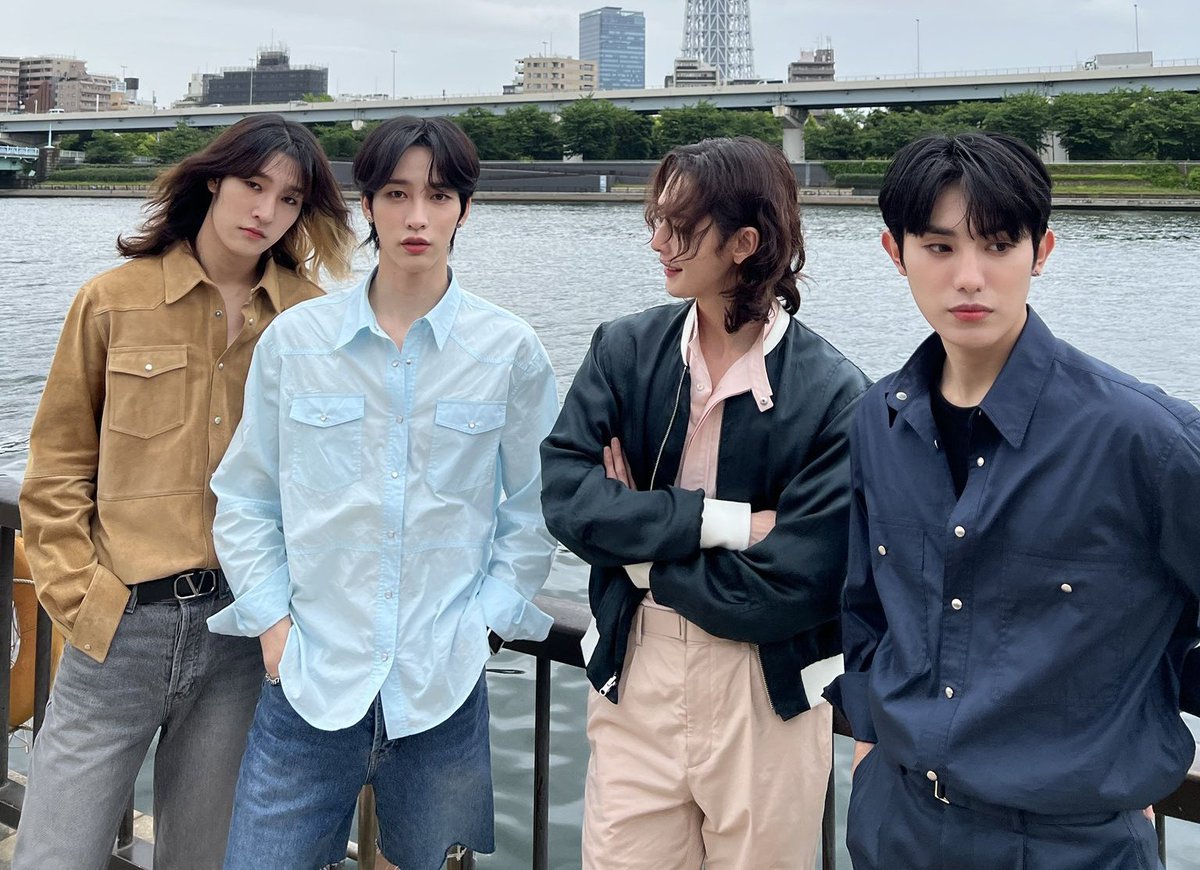 senjiriver's tweet photo. sshh they're all wearing the moomyung clothes 🤫 https://t.co/uQ48f5WzP7