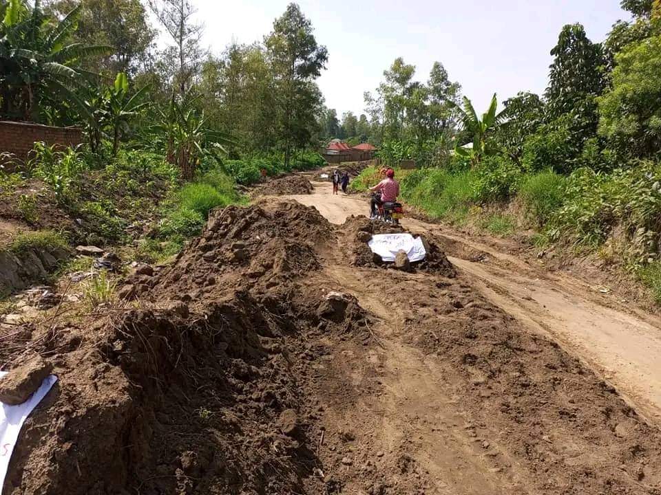 PatrickAkuku's tweet photo. Meanwhile in Arua City, a contractor just poured loam soil on the road to act as murram😂🙌 https://t.co/7KTS1WdlK8