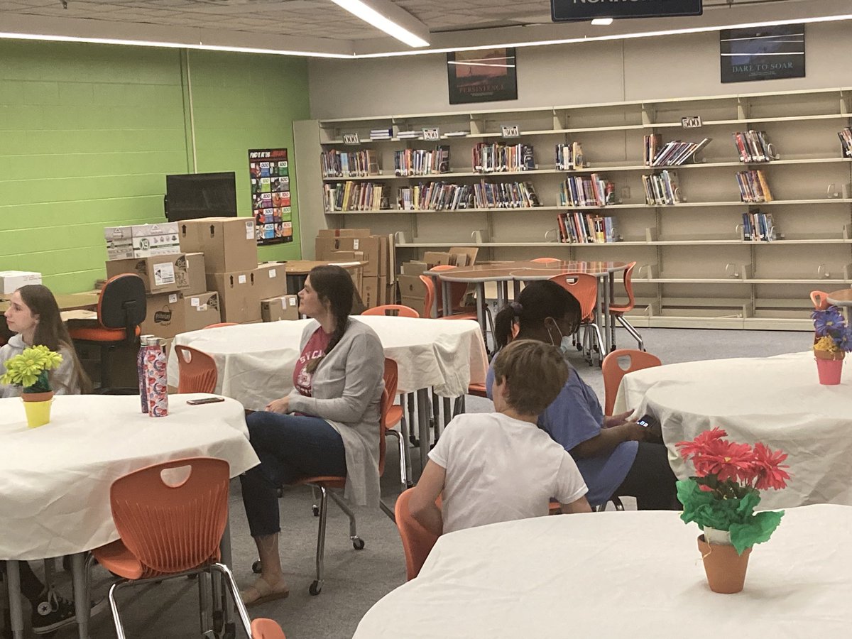Dr_Reaviator's tweet photo. So proud of our First Class Breakfast recipients! Congratulations! ⁦@Flightintendent⁩ ⁦@AviatorLearning⁩ ⁦@AvesLearn2Fly⁩ https://t.co/dQO7iKA0up