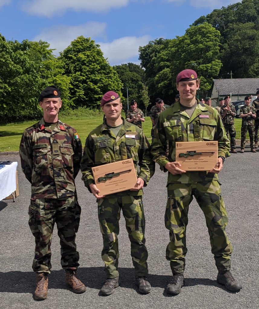 Today @goc_dftc presented the winners trophy to the ARW for the DF International Sniper Competition hosted by @SchoolInfantry .