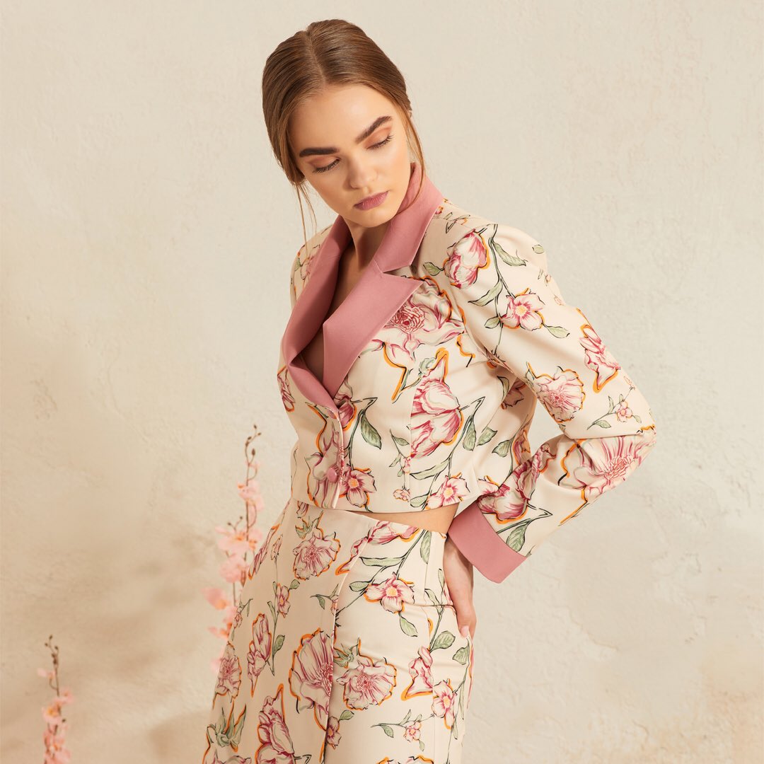 Çiçek Desenli Crop Ceket &amp; Mini Etek

➡️ guisda.com