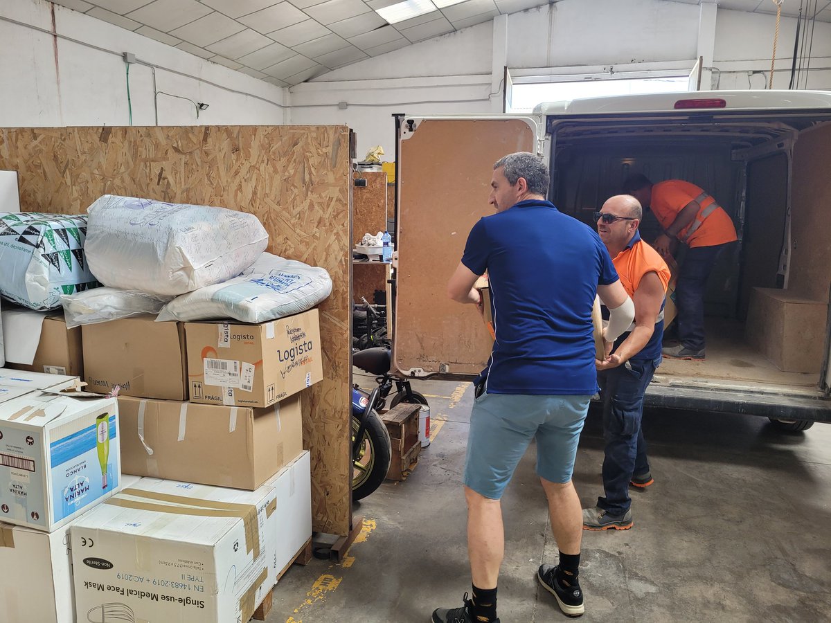 ComunidadYuhe's tweet photo. Unir lazos con otras entidades nos permite potenciar la solidaridad y la ayuda humanitaria. Hoy hemos cargado tres vehículos con más de dos toneladas de ropa. En #PortSaplaya y #Alboraya tuvimos dos traslados exitosos. Gracias a la brigada del @ayto_alboraya por su ayuda. https://t.co/FjoMW7qjn5