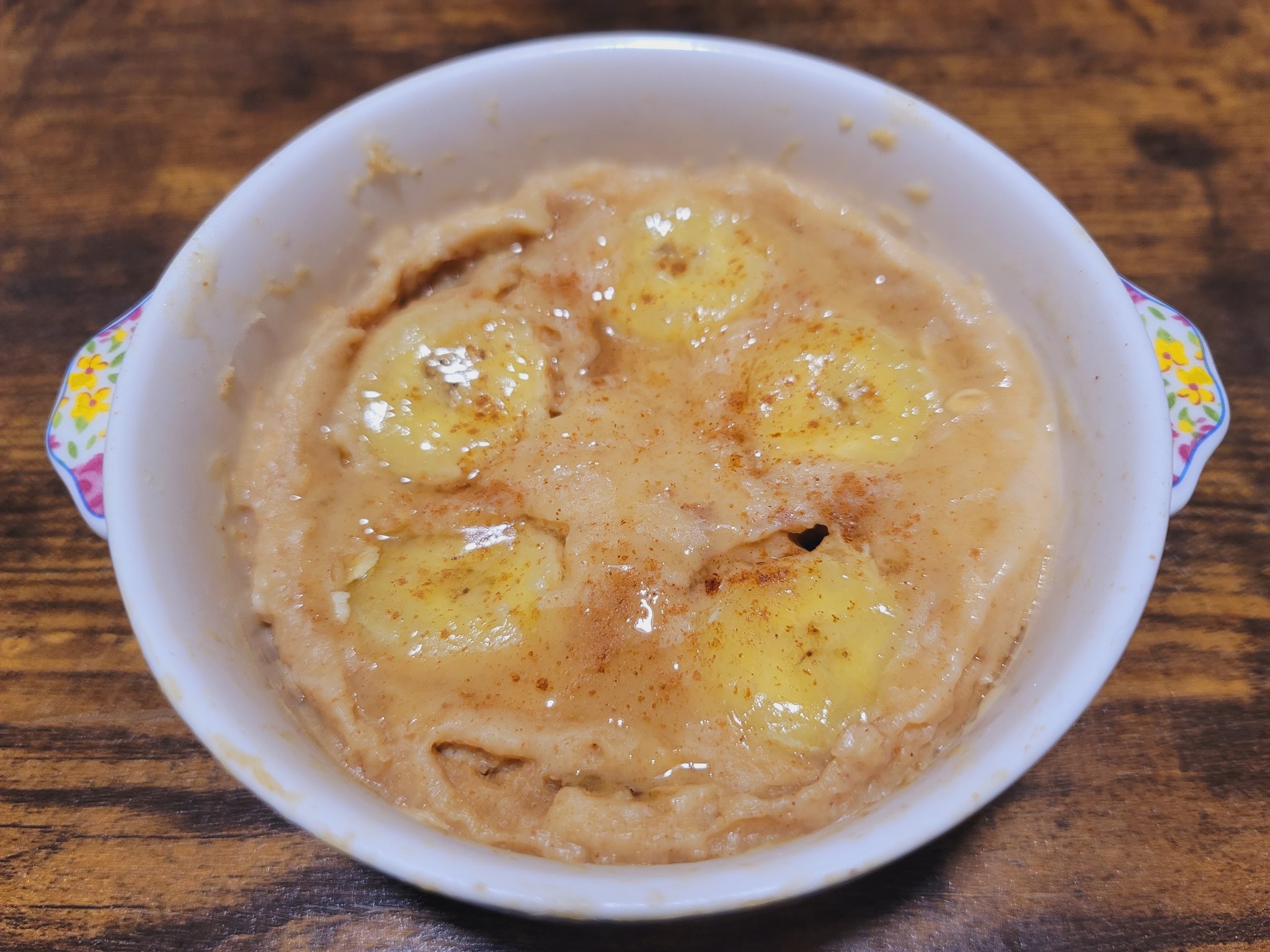 めめ プロテインマグケーキ 最近は朝食用に夜に作って冷やしとくスタイルw ぼくは無味のソイプロテイン飲んでるので はちみつとバナナとシナモンで味付け オートミールも足して腹持ちも良いしよき チョコとか色んな味のプロテインで作っ