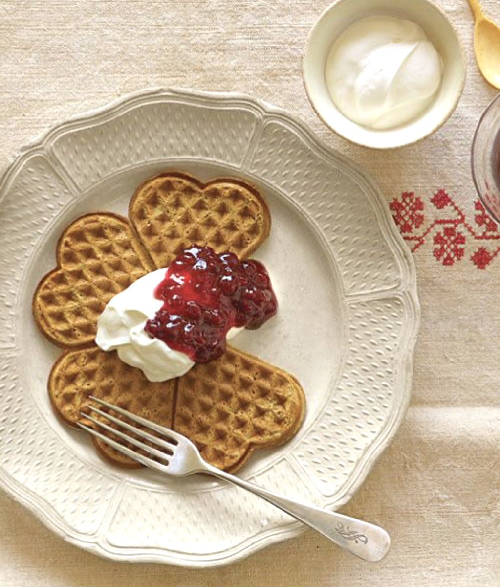 chanelkake's tweet photo. heart shaped waffles &amp; pancakes ♡ https://t.co/YjXQwR0FRQ