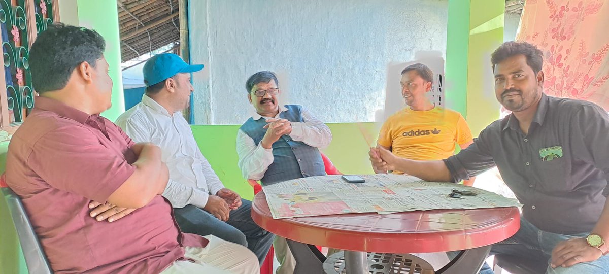 Mujahidoffici's tweet photo. कैरीबीरपुर निवासी असगर आलम साहब के छोटे भाई मसबर बाबू का पिछले दिनों शादी हुई थी। आज उनके घर पहुंच कर शादी की मुबारकबाद दिए। https://t.co/n4qNUcaXmj