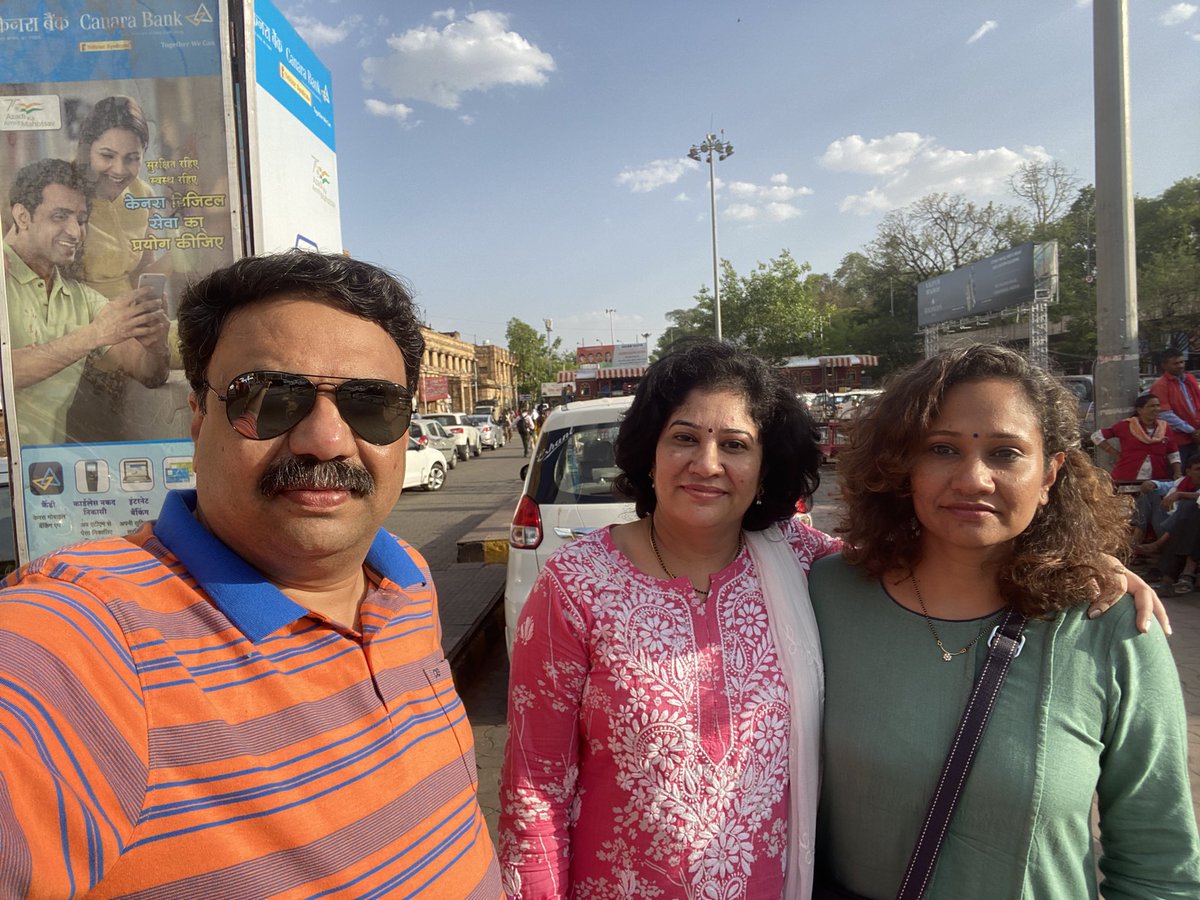 ashish_jadhao's tweet photo. रायपूरवाल्या बहीणीची ज्ञानेश्वरी एक्स्प्रेस तीन तास लेट झाली… तिला स्टेशनवरून घेऊन आम्ही गावी निघालो… नागपूरहून चार तास साकूर… https://t.co/MEVICOo2C9