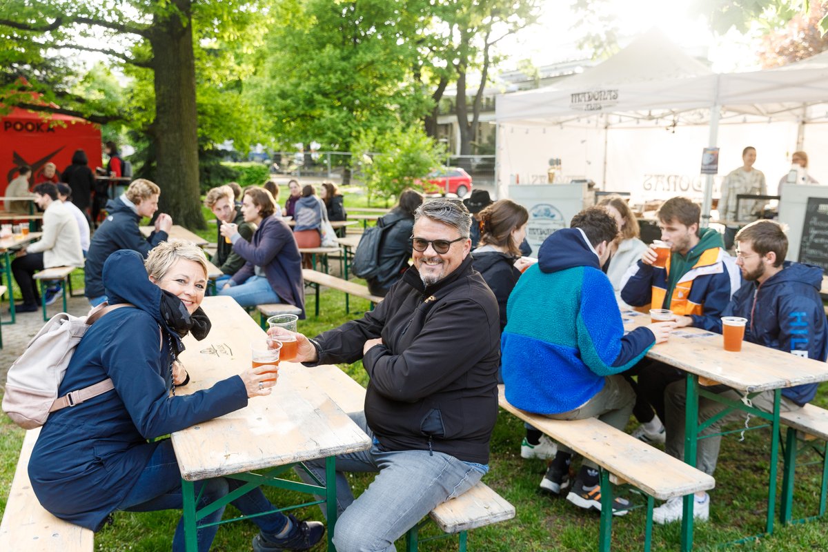 Holiday mood on!Piektdiena ir klāt un priekšā lieliskas brīvdienas, ko pavadīt LatviaBeerfest.Apkārt līdztekus latviešu valodai skan angļu, vācu, zviedru u.c. valodas. Tūristi atgriežas un arī vietējie brīvi balda Vērmanes dārza labumus!Festivāla programma latviabeerfets.lv