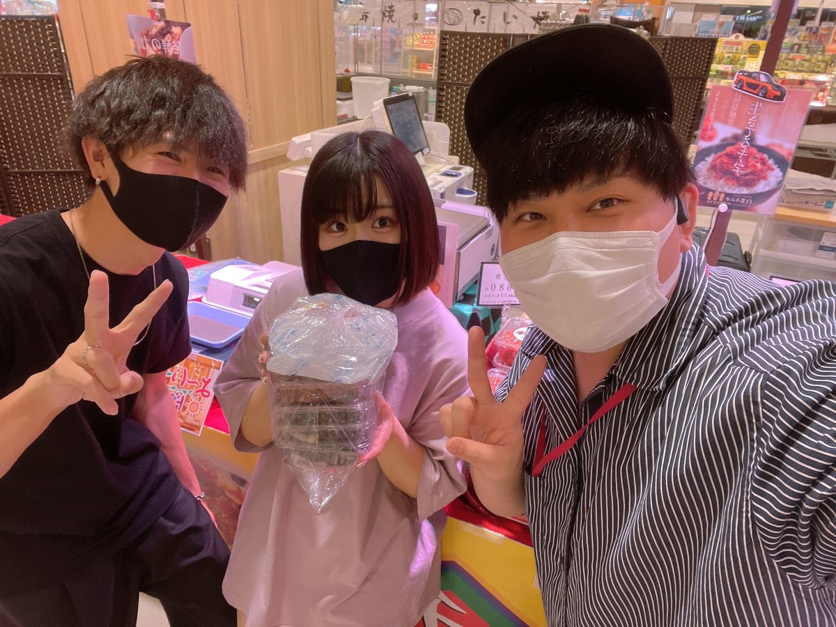 jackie_mrx69's tweet photo. 今日も平日やのに車界隈が
いっぱい来てくれた‼️😭✨

女の子に囲まれて幸せでした💚w

最後に来てくれた
HOSOがヤンキーで怖かった。

🔥イオン津南店🔥
明日も待ってますよ🥺✨✨✨ https://t.co/lc6SQT3fiu