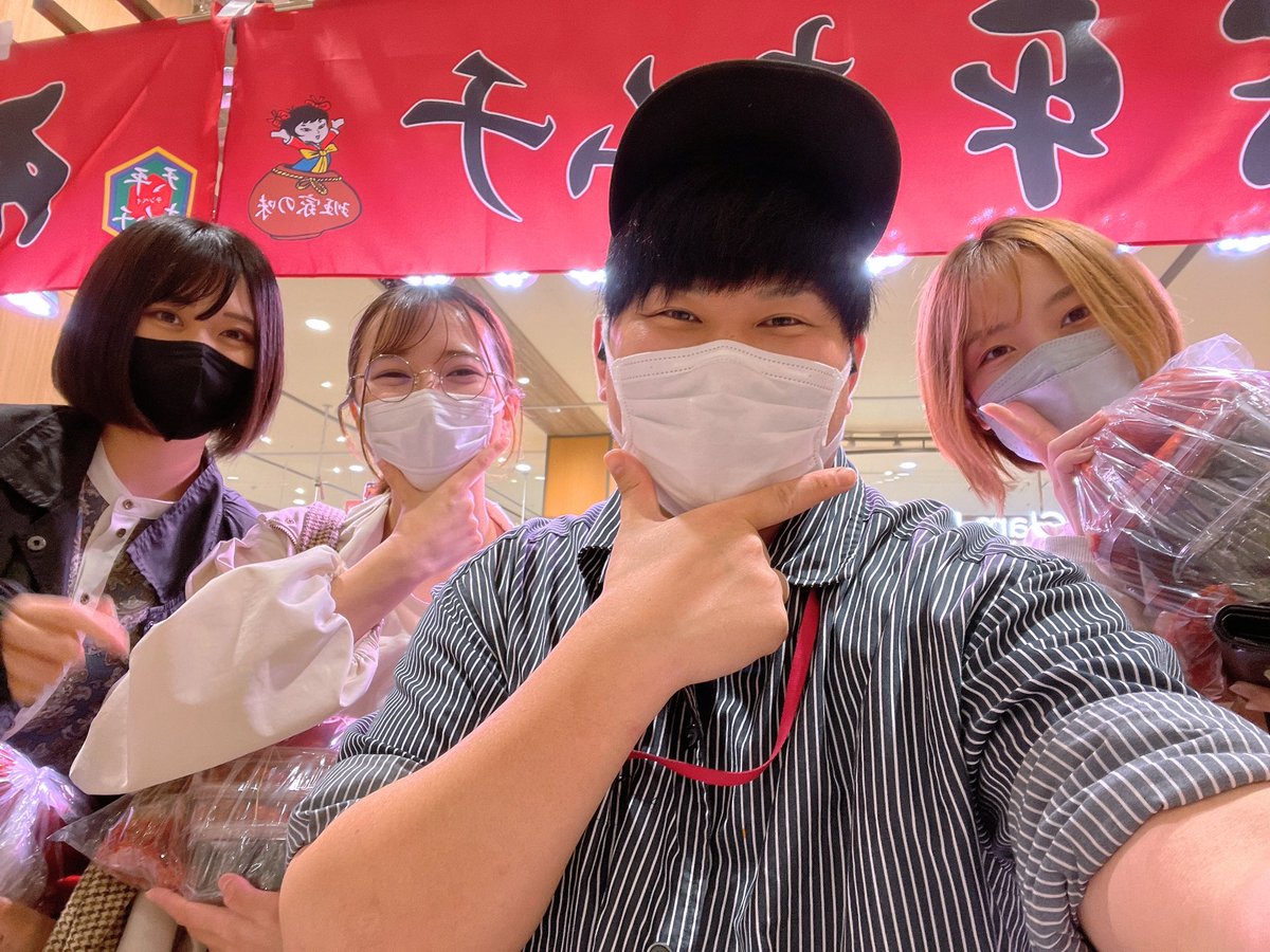 jackie_mrx69's tweet photo. 今日も平日やのに車界隈が
いっぱい来てくれた‼️😭✨

女の子に囲まれて幸せでした💚w

最後に来てくれた
HOSOがヤンキーで怖かった。

🔥イオン津南店🔥
明日も待ってますよ🥺✨✨✨ https://t.co/lc6SQT3fiu