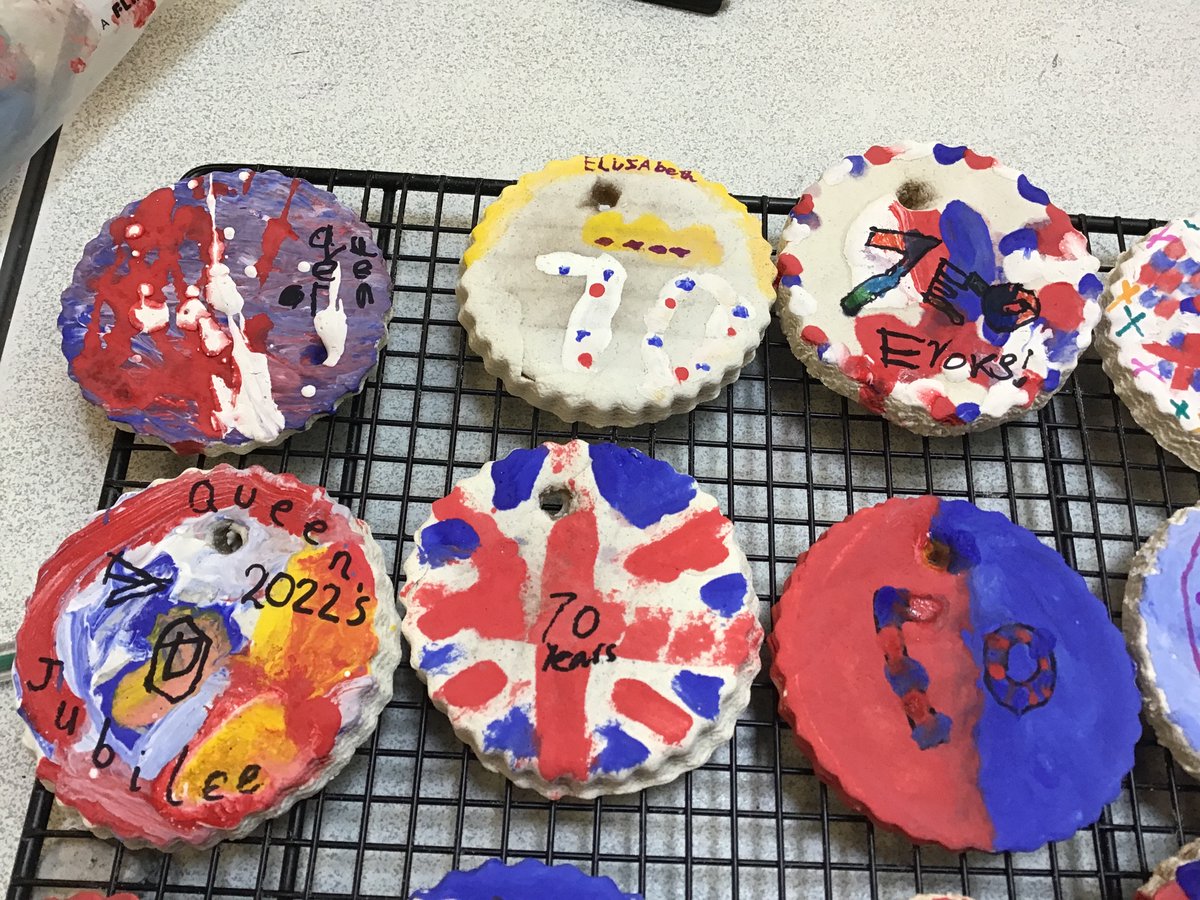 DeltaGreengates's tweet photo. #year2gg have enjoyed celebrating the Queen’s Jubilee today. We dressed up, made and decorated our own commemorative medals and decorated buns for our tea party #teamggart #teamggsmsc https://t.co/ecMqCS9wMh