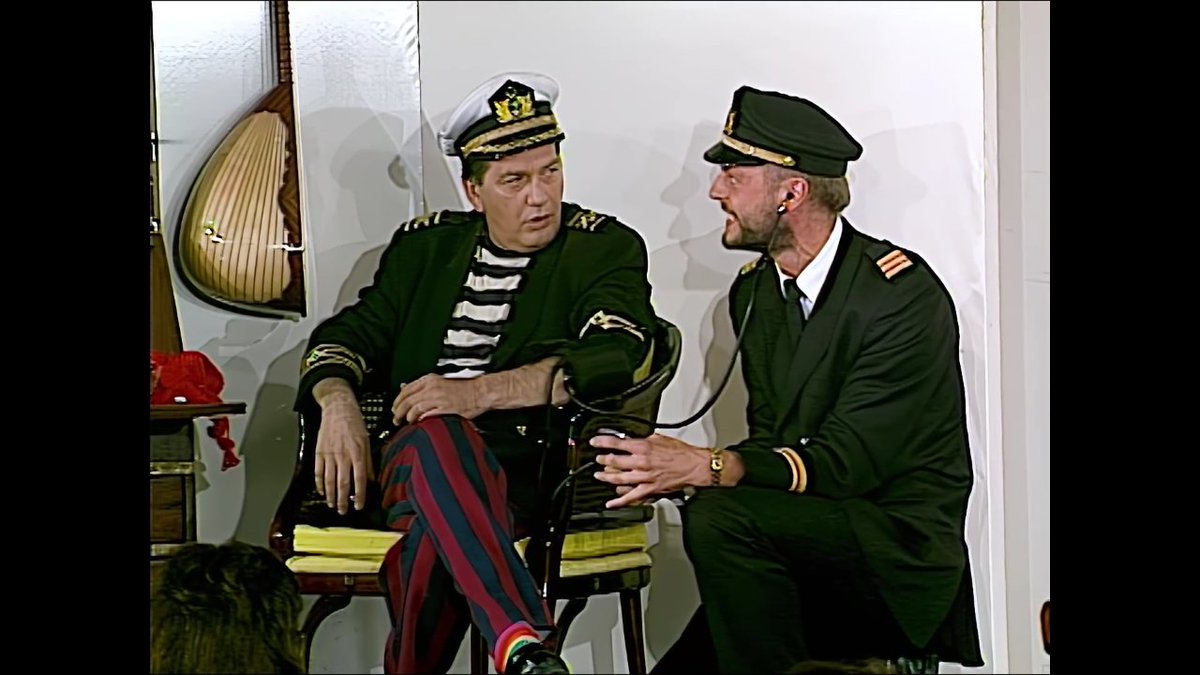 "Herkes ölümden sonra bi yaşam olup olmadığını merak ediyo.
Şunu merak eden yok örneğin,,ölümden önce bir yaşam var mı acaba..." #ferhanşensoy