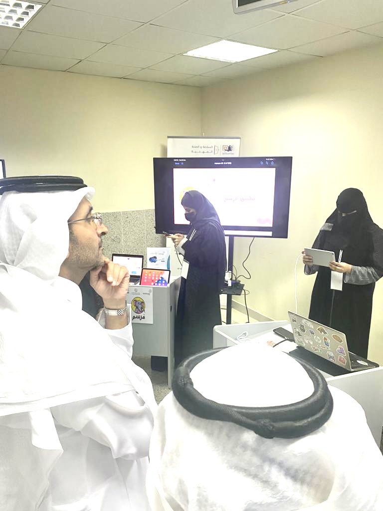 TETCOSA's tweet photo. بدعوة من سعادة مديرة الجامعة السعودية الالكترونية د.ليلك الصفدي، شارك الرئيس التنفيذي م. عبدالله التميمي في الحفل الختامي لأعمال تحدي الواقع المعزز في التعليم مباركاً لجميع الفائزين بالعروض والمشاركين فيها . https://t.co/0CnfmMxtAn
