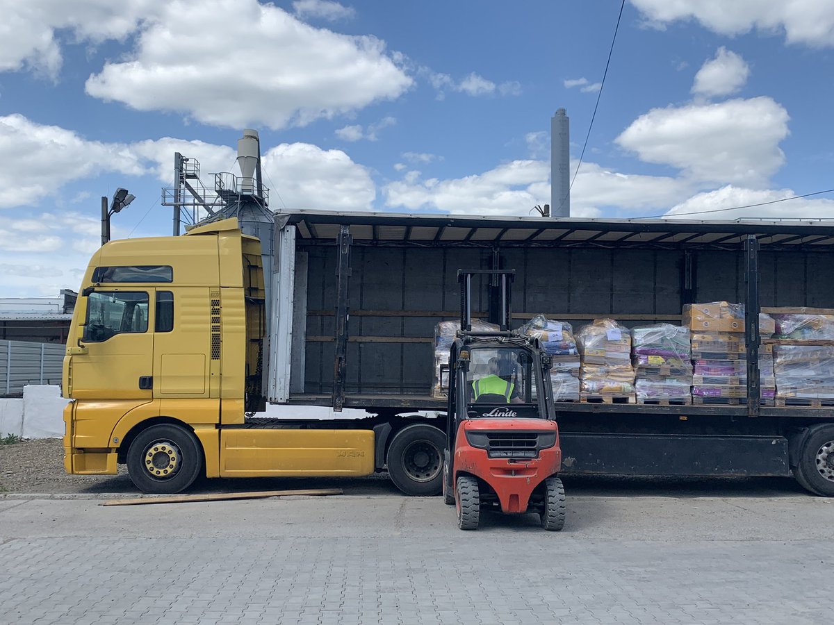 helpukrainero's tweet photo. We’re unloading valuable supplies from MARS Romania. The truck brought animal food to feed the  pets of Ukraine🐶🐾 
#Ukraine #animallovers #helpukrainero #StrongerTogether #MARSromania https://t.co/TbKvnaV0j9