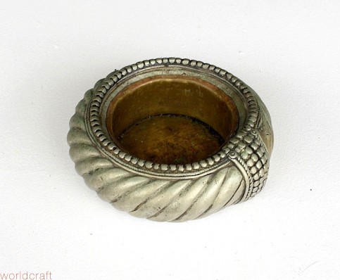 WorldcraftIndus's tweet photo. Beaded brass #candleholder made from #brass  and white metal alloy.

Perfect for small 3" candles, or unique ash tray.

https://t.co/lwaniRBFnB https://t.co/46AQsfPYqZ