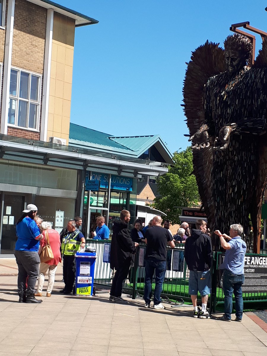 The Corby Neighbourhood Policing Team and East Midlands Knife Amnesty have been running a knife surrender event today. 30 knives so far have been handed in during the campaign. @CorbyPolice @KnifeEast @NNorthantsC @C2CSocialAction