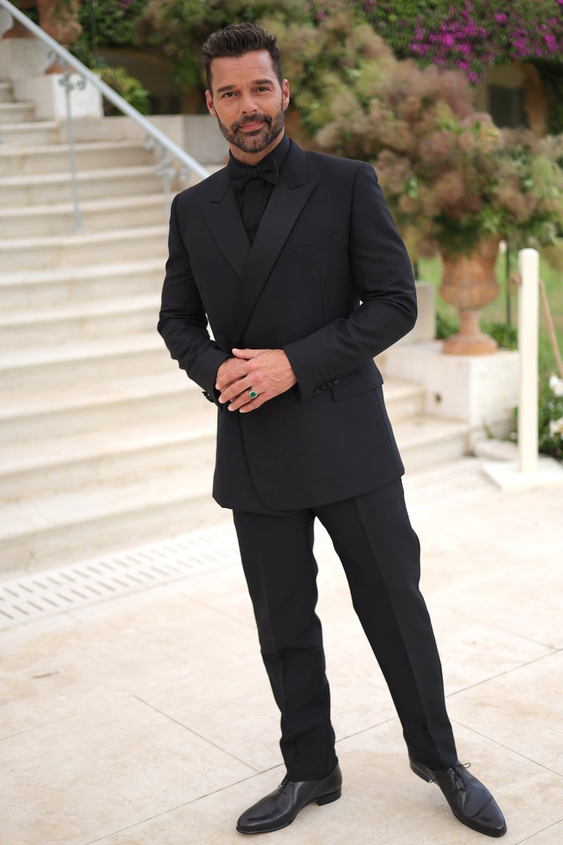 Dior's tweet photo. Gracing the @Festival_Cannes 2022, singer @Ricky_Martin looked suave in a black wool peak lapel oblique tuxedo by Kim Jones, finished with a silk bow tie and black leather derbies. 
#DiorCannes #StarsinDior https://t.co/5dKHiAMBWg