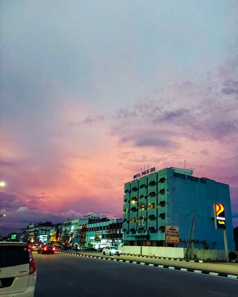 kuttangraphy's tweet photo. Every Sunset is an indescribable illusion 💫💗

#sunsetphotography #sky #Malaysia #beautiful #urban #lifestyle #NaturePhotography #photography #kuttangraphy 🕊 https://t.co/tBA7N5ISTv