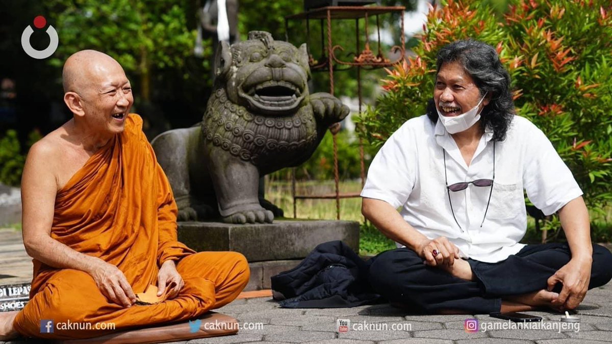 dRiveea05's tweet photo. Yang selalu menyayangi, menerima, menemani dan membersamai siapa saja..
Pejabat, pemuka agama, tokoh, dan yang paling sering adalah rakyat kecil dipinggir2 desa yang selalu dibesarkan hatinya..
Panjang Yuswa Bapak ❤️
#69TahunMbahNun 
#69TahunCakNun https://t.co/wLtwsFRXTf